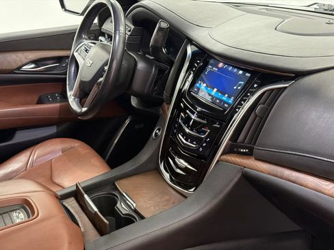 Used 2018 Cadillac Escalade Luxury RWD image 13
