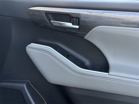 Used 2021 Toyota Highlander Limited image 29