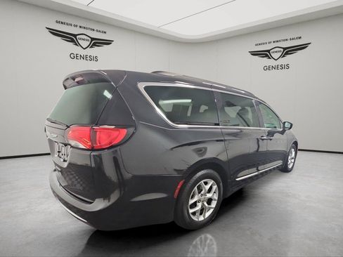 Used 2017 Chrysler Pacifica Touring-L w/ Tire & Wheel Group FWD image 5