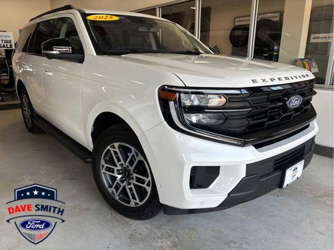 Used 2025 Ford Expedition Active AWD/4WD image 2