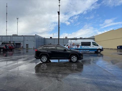 Used 2020 Toyota RAV4 LE image 9