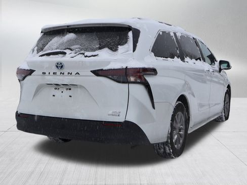 Used 2024 Toyota Sienna XLE image 7