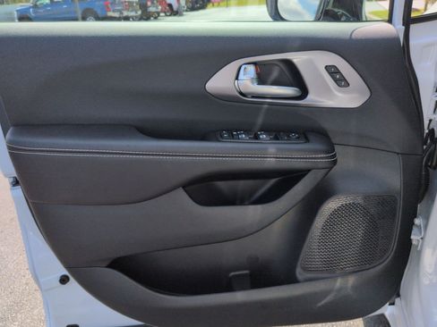 New 2026 Chrysler Pacifica Select FWD image 10