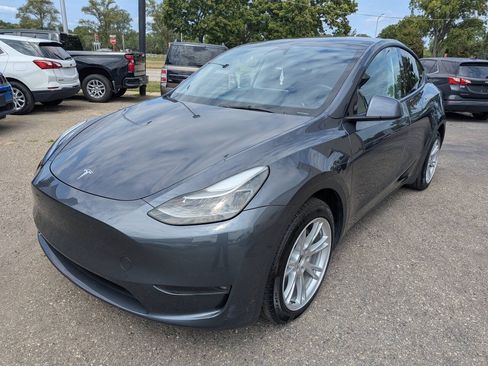 Used 2023 Tesla Model Y Long Range AWD/4WD image 3