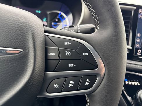 Used 2025 Chrysler Pacifica Select w/ Uconnect Theater Family Group image 29