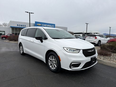 Used 2024 Chrysler Pacifica Touring-L image 3