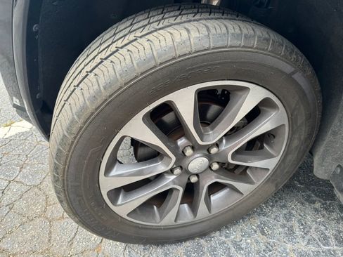 Used 2018 Jeep Grand Cherokee Overland RWD image 21