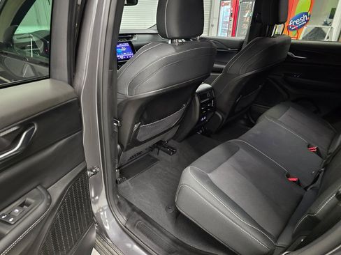Used 2024 Jeep Grand Cherokee Laredo w/ Luxury Tech Group I AWD/4WD image 28