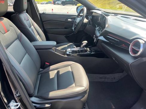 Used 2025 Chevrolet Trax RS w/ Sunroof Package FWD image 30