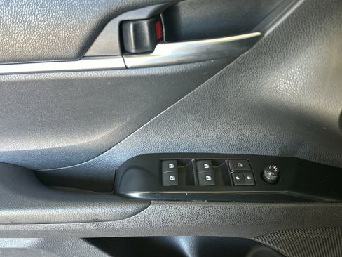 Used 2018 Toyota Camry LE FWD image 11