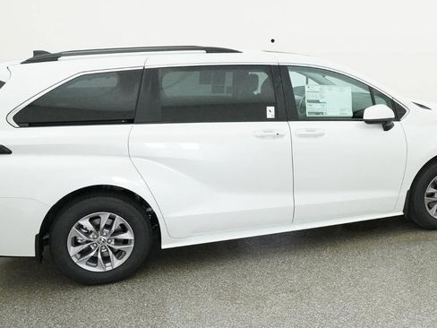 New 2026 Toyota Sienna XLE FWD image 16
