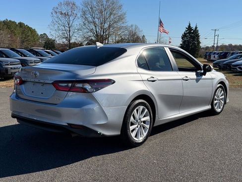 Used 2022 Toyota Camry LE image 5