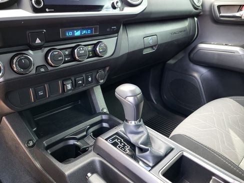 Certified 2022 Toyota Tacoma TRD Off-Road w/ Black Out Package (TMS) AWD/4WD image 18