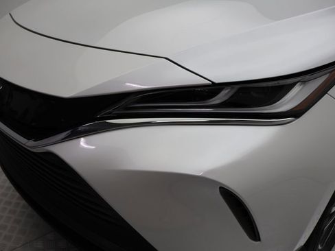 Certified 2023 Toyota Venza LE image 3