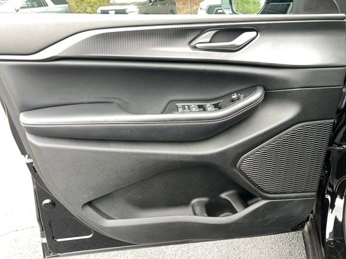 Used 2024 Jeep Grand Cherokee L Altitude image 11