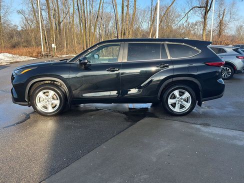 Used 2023 Toyota Highlander LE image 2