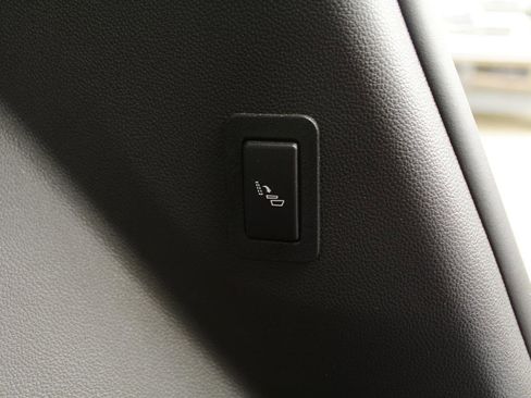 Used 2022 Chevrolet Tahoe Z71 w/ Luxury Package image 37