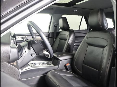 Used 2022 Ford Explorer Limited w/ Equipment Group 301A RWD image 7