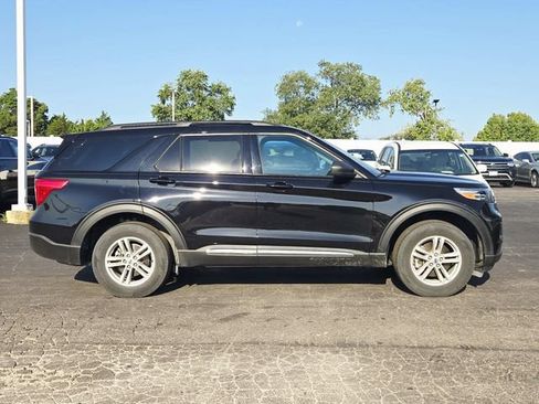 Used 2024 Ford Explorer XLT AWD/4WD image 2