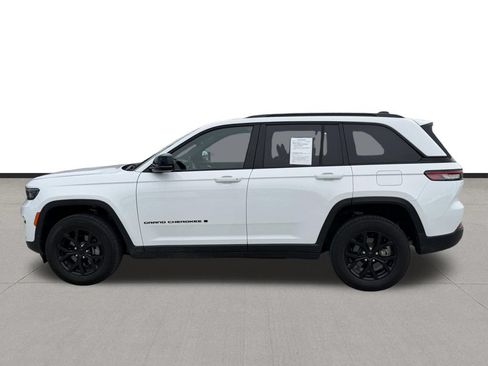 Used 2024 Jeep Grand Cherokee Altitude RWD image 8