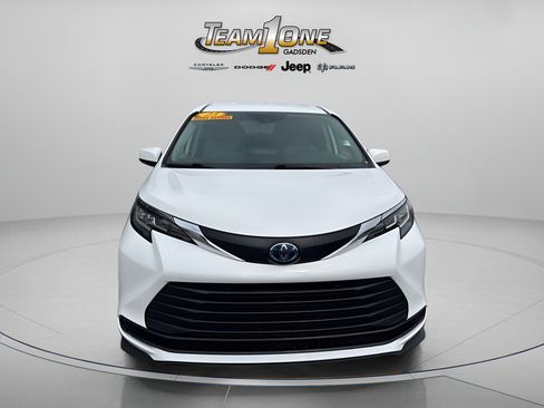 Used 2023 Toyota Sienna LE FWD image 2