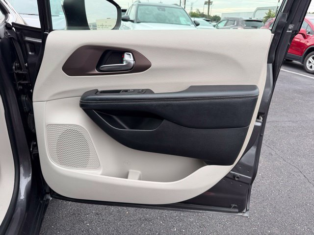 Used 2020 Chrysler Voyager Lxi FWD image 17