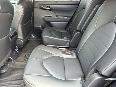 Used 2025 Toyota Highlander XLE FWD image 15