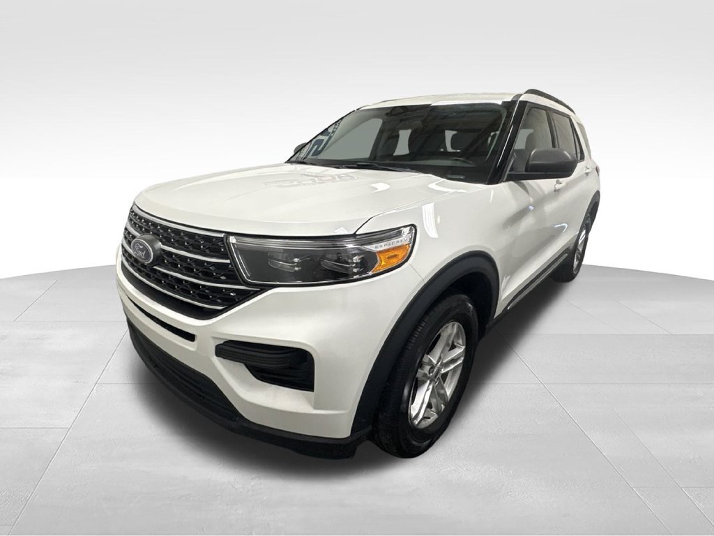 Used 2023 Ford Explorer XLT AWD/4WD image 2