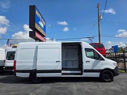 Used 2025 Mercedes-Benz Sprinter 2500 image 5