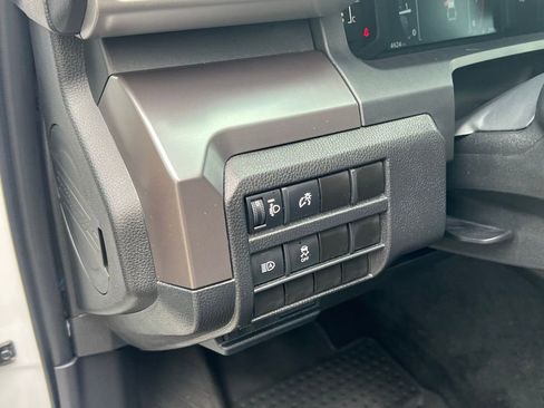 Certified 2025 Toyota Tacoma SR5 AWD/4WD image 15
