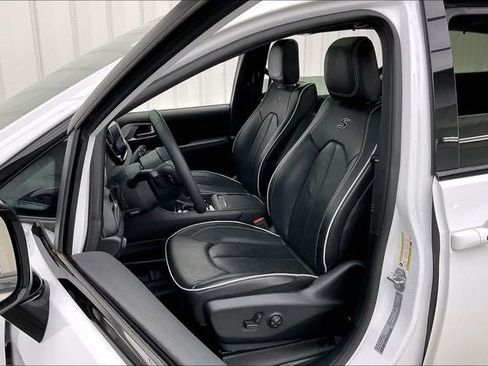 Used 2025 Chrysler Pacifica Limited FWD image 8