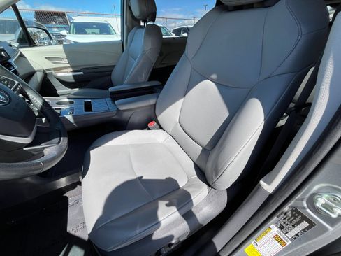 Used 2023 Toyota Sienna XLE FWD image 34