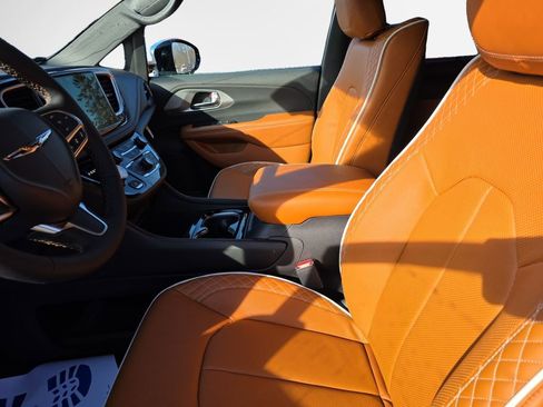 New 2026 Chrysler Pacifica Pinnacle image 12