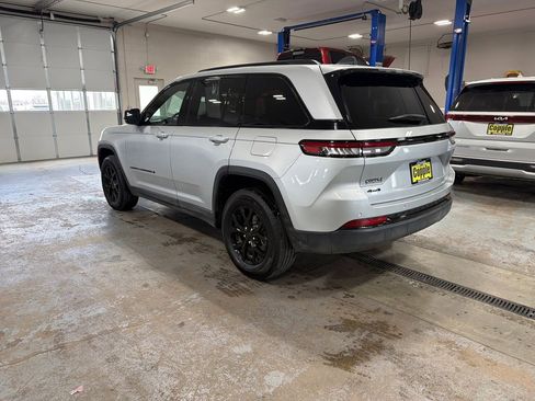 Used 2025 Jeep Grand Cherokee Altitude image 59