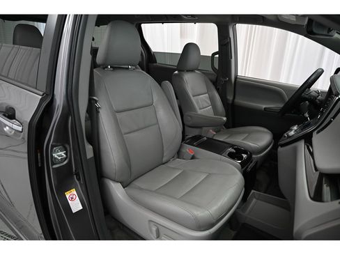 Used 2018 Toyota Sienna XLE image 16