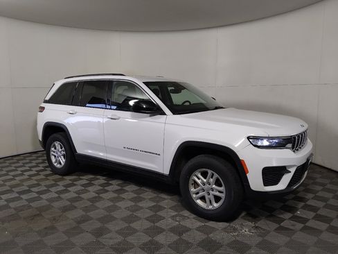 Used 2023 Jeep Grand Cherokee Laredo w/ Luxury Tech Group I AWD/4WD image 11