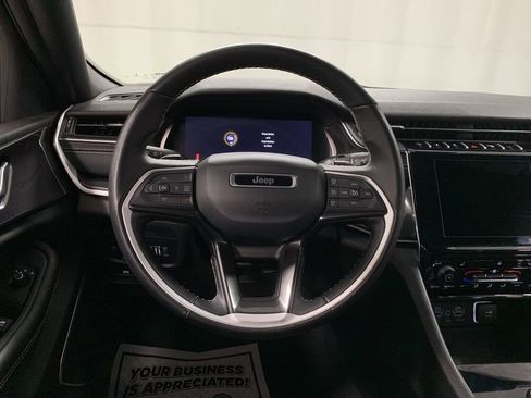 Used 2022 Jeep Grand Cherokee L Laredo image 4