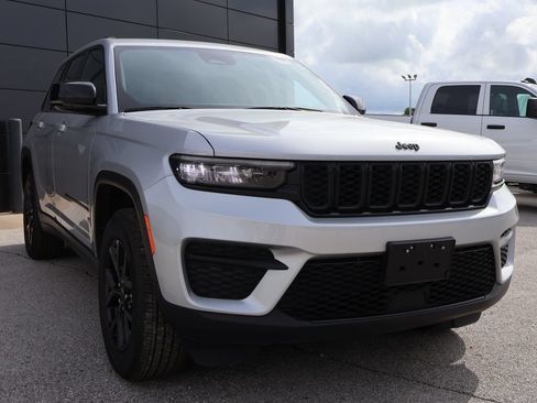 Used 2025 Jeep Grand Cherokee Altitude AWD/4WD image 6