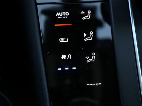 Certified 2025 Porsche Macan image 25