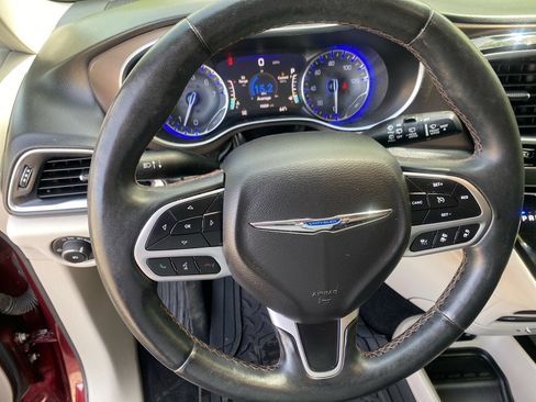 Used 2018 Chrysler Pacifica Touring-L Plus w/ Advanced Safetytec Group FWD image 11