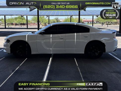 Used 2017 Dodge Charger SE w/ Blacktop Package RWD image 4