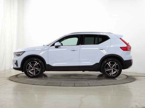 Certified 2025 Volvo XC40 B5 Core image 4