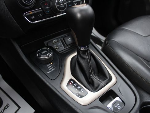 Used 2018 Jeep Cherokee Limited image 18