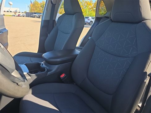 Used 2022 Toyota RAV4 XLE image 15