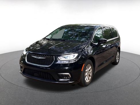 Used 2024 Chrysler Pacifica Touring-L image 3