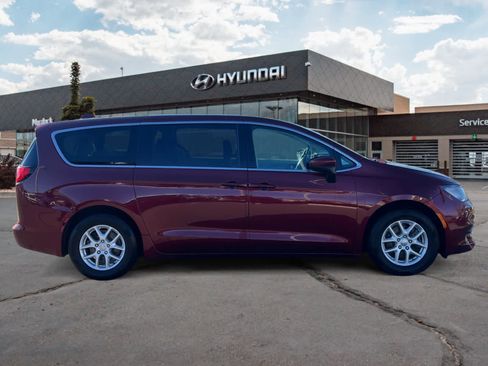 Used 2017 Chrysler Pacifica Touring image 6
