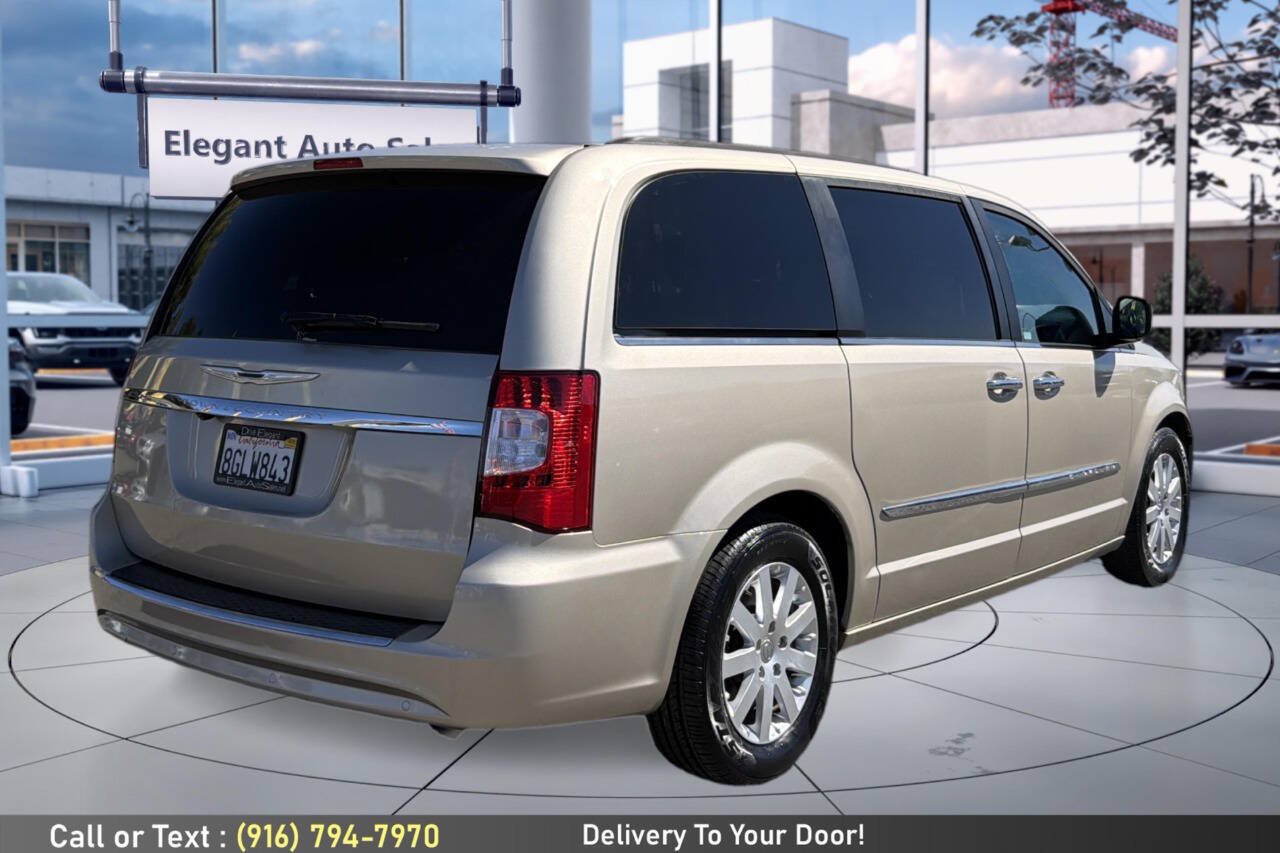 Used 2016 Chrysler Town & Country Touring w/ Driver Convenience Group FWD image 5