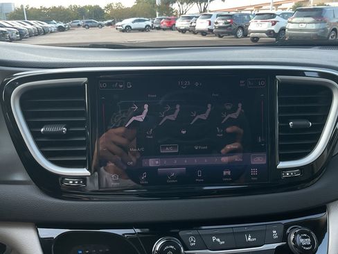 Used 2024 Chrysler Pacifica Touring-L FWD image 28