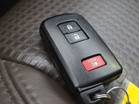 Used 2017 Toyota Tacoma Limited image 40