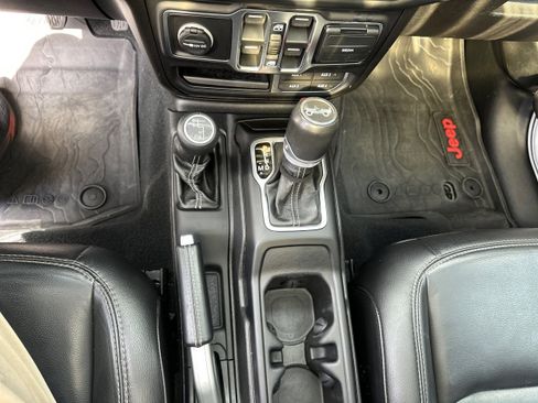 Used 2020 Jeep Wrangler Unlimited Sahara w/ Uconnect 4C Nav & Sound Group AWD/4WD image 14